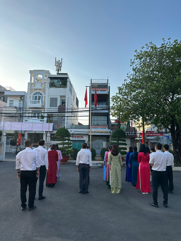 Cán bộ công chức Sở Ngoại vụ chào cờ đầu tuần