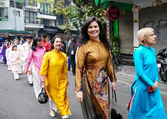 Foreign women in Vietnamese ao dai (long dresses) for a traditional attire parade in the Old Quarters of Ha Noi on the occasion of the 2025 Lunar New Year - Photo: VNA